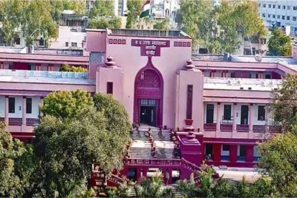 Indore Latest News: इंदौर के 31 अस्पतालों की जांच पर हाईकोर्ट में सुनवाई, CMHO पर गंभीर आरोप