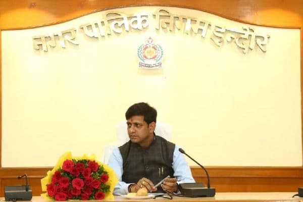Indore News today: इंदौर में होर्डिंग पर जीरो टॉलरेंस, महापौर ने हटवाए अपने फोटो वाले होर्डिंग, बोले- नियम सबसे ऊपर