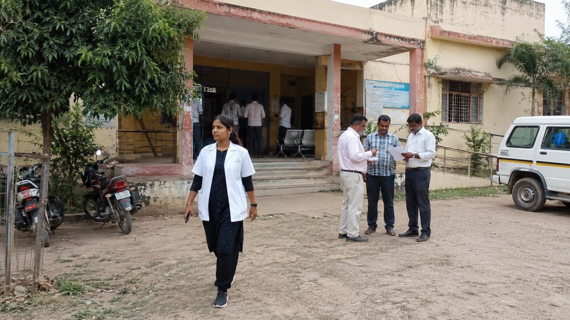 ‘भक्त बनो, अंधभक्त नहीं’ टिप्पणी पड़ी भारी, धार के सरकारी अस्पताल की सीएचओ पर बर्खास्तगी की अनुशंसा